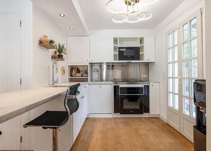 Stunning Juan Les Pins 5 Bed With Pool 别墅 昂蒂布